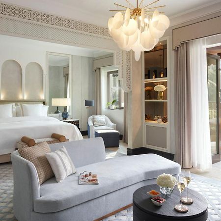 Jumeirah Dar Al Masyaf Dubaj Kültér fotó A suite at The Ritz-Carlton, DIFC