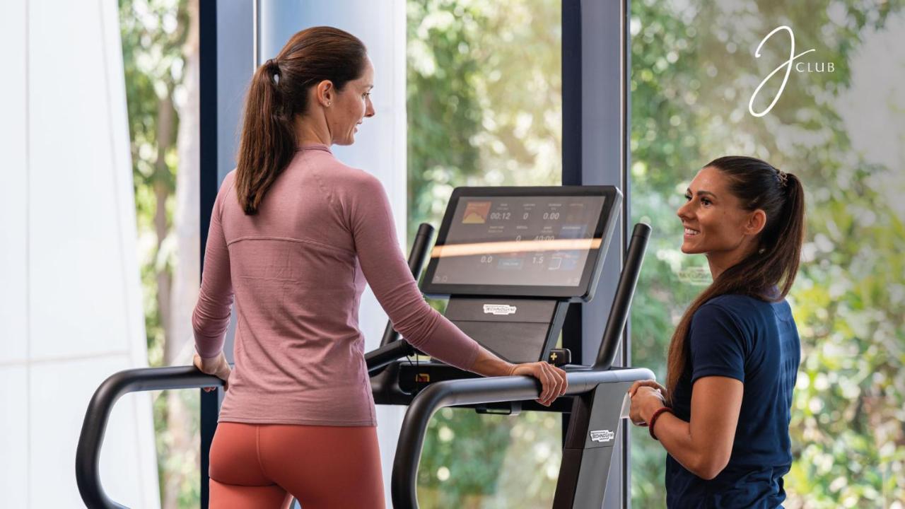 Jumeirah Dar Al Masyaf Dubaj Kültér fotó A personal trainer with a client