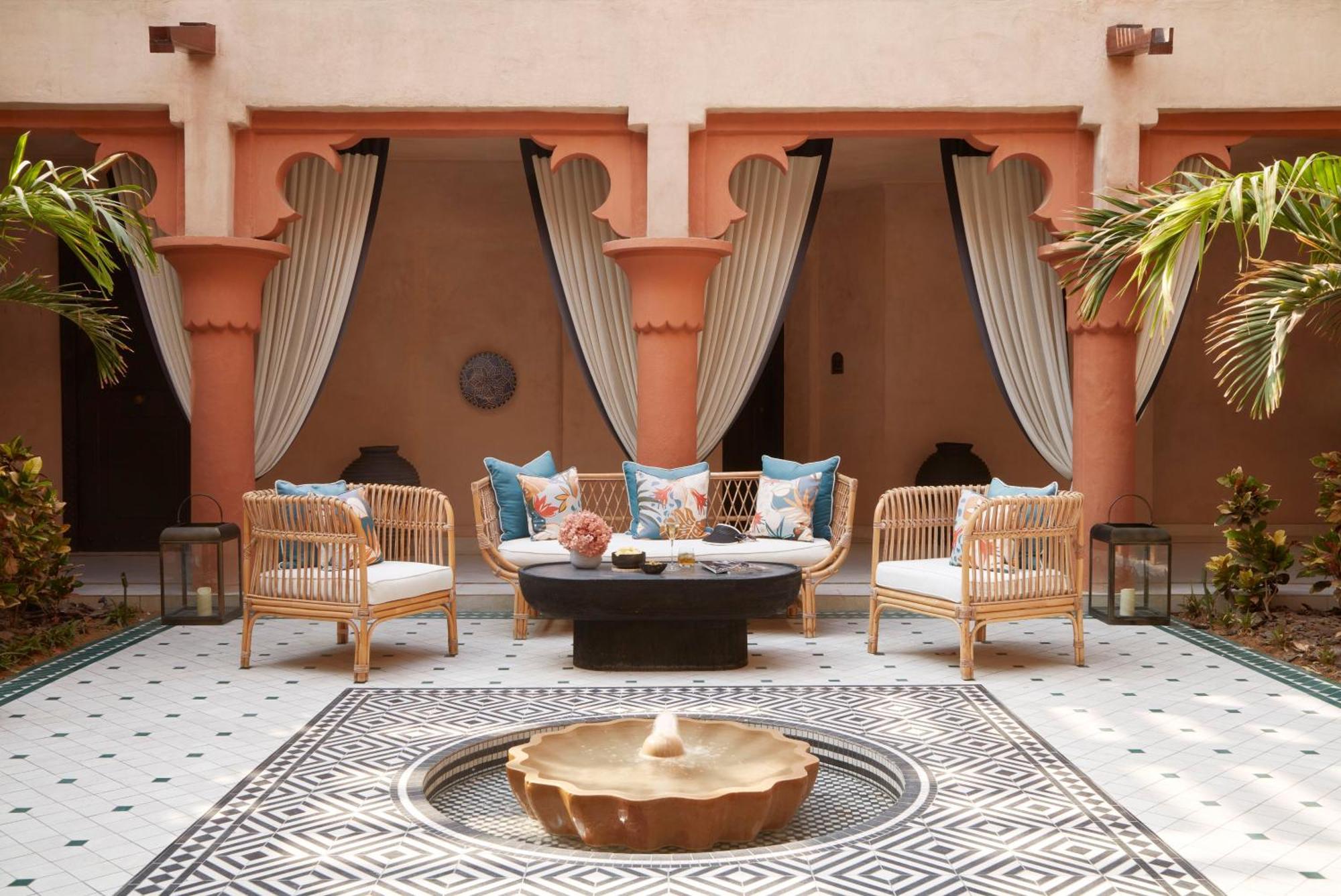 Jumeirah Dar Al Masyaf Dubaj Kültér fotó The courtyard at the B2 boutique hotel